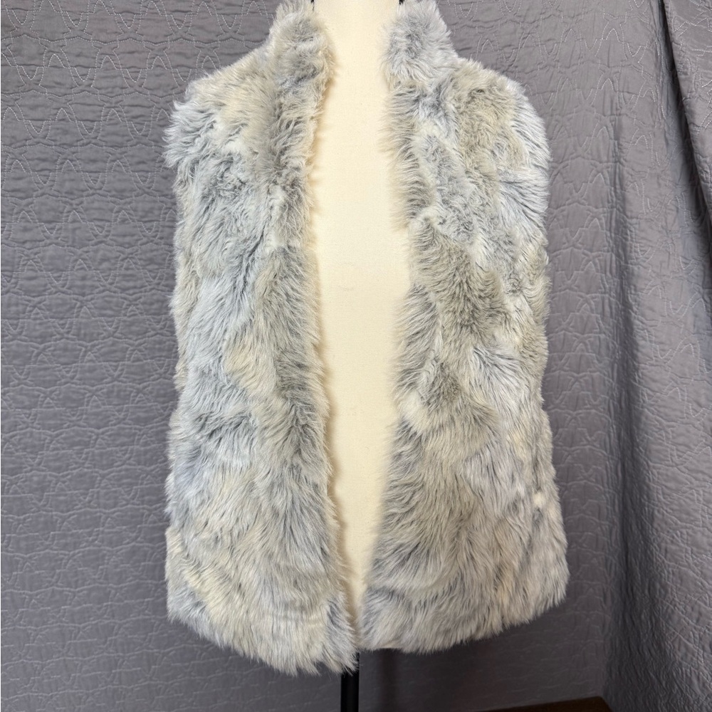 Jack by BB Dakota Faux Fur Vest in Cream and Gray